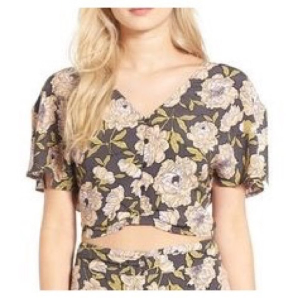 Leith Floral Button Front V Neck Crop Top